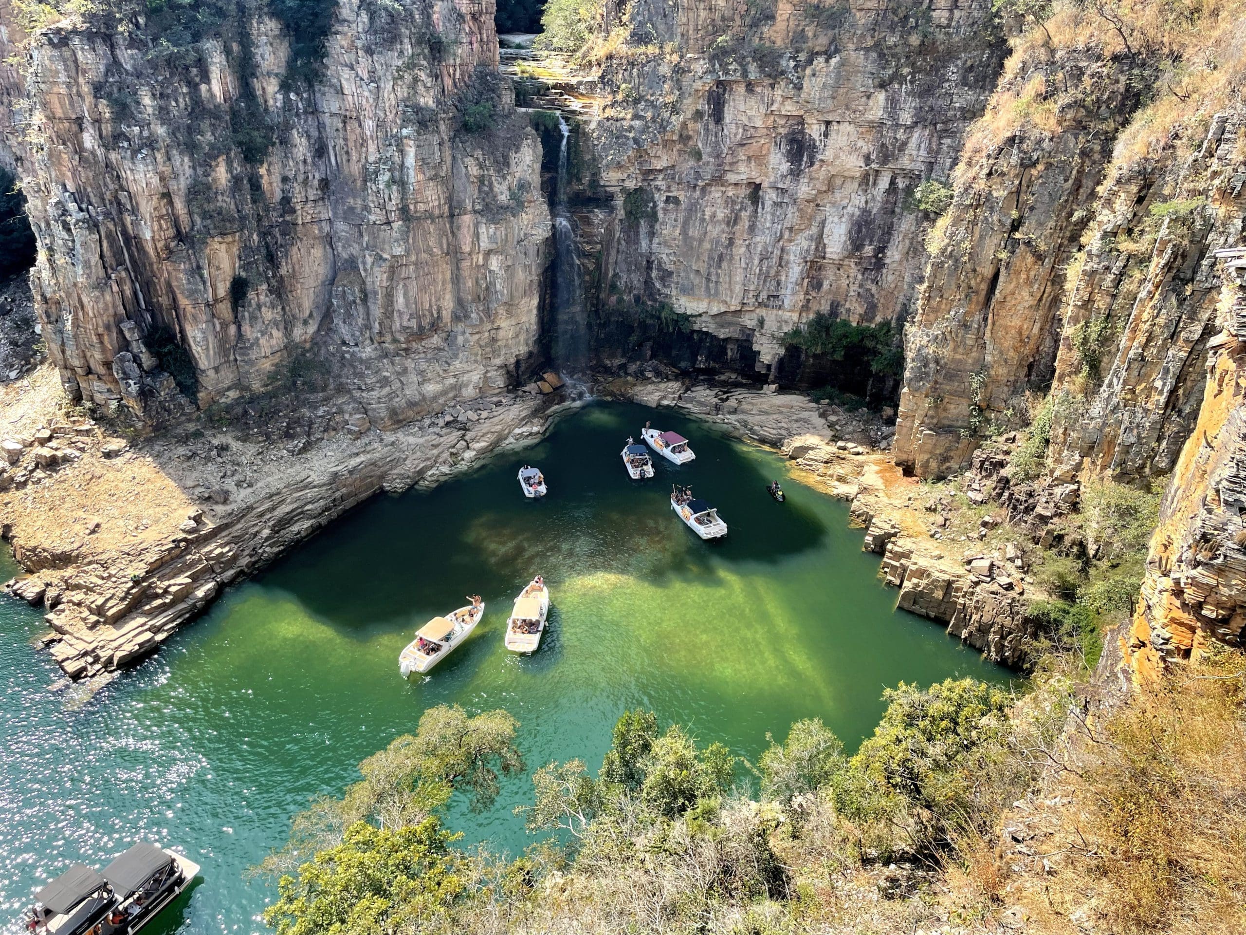 cliff collapse kills 10 at Furnas Lake Brazil
