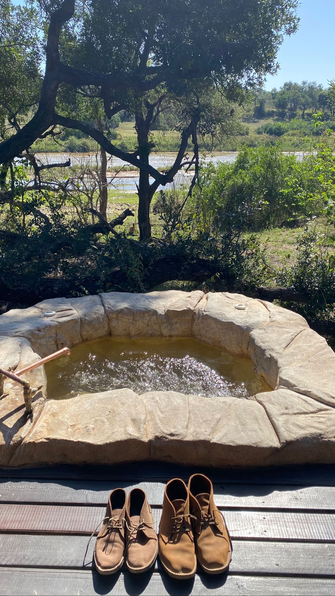 Hottub and river view from the suite in Pondoro Game Lodge