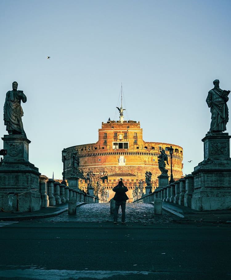 Photographer infront of Castle Saint Angelo