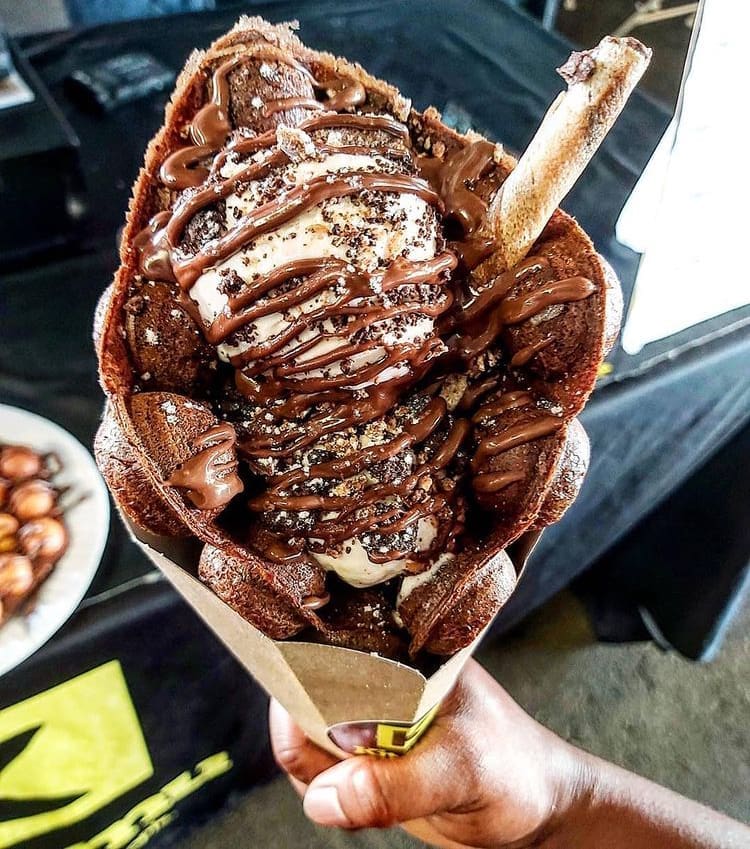 Bubble waffe with chocoloate and ice cream