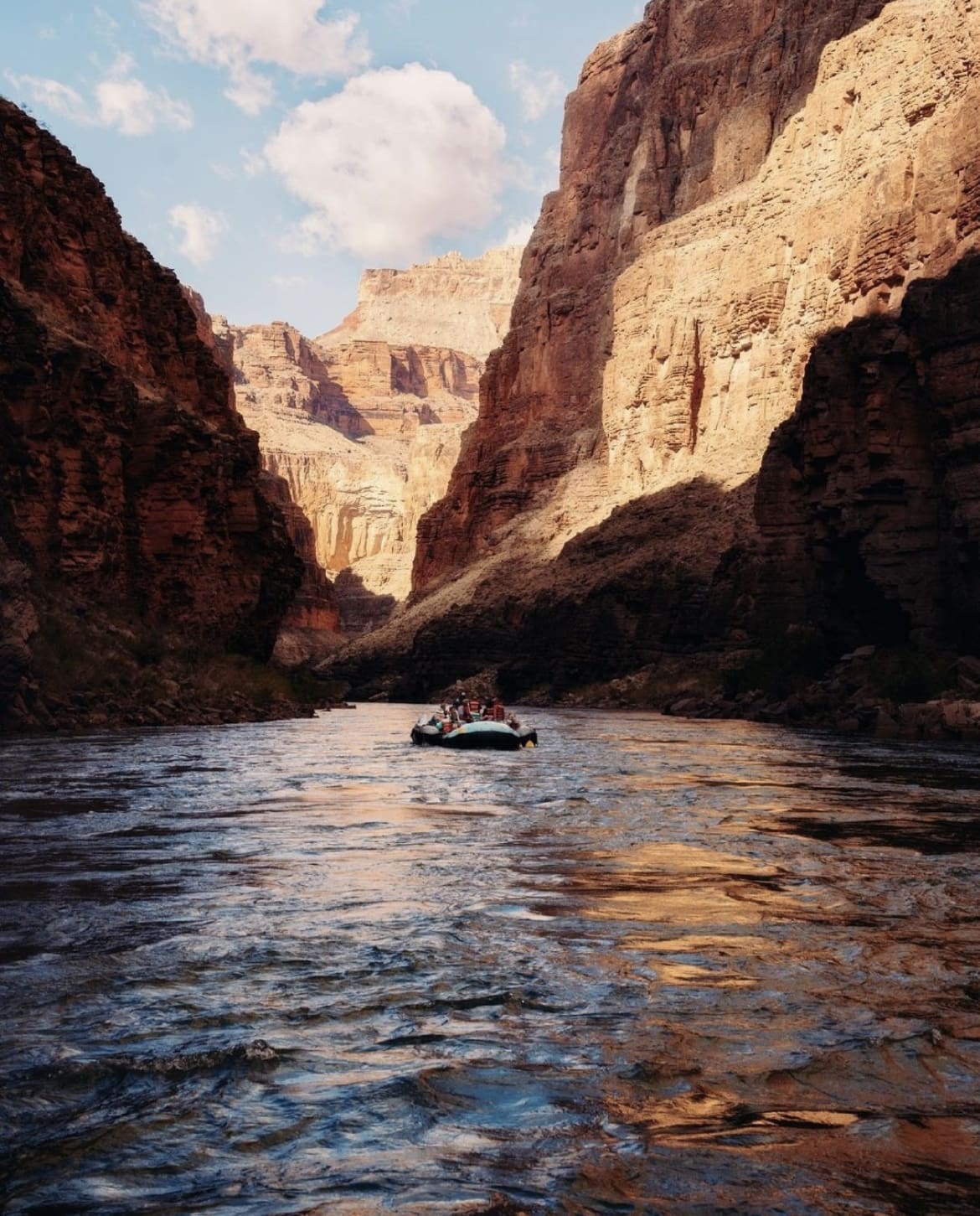 Rafting between the canyons