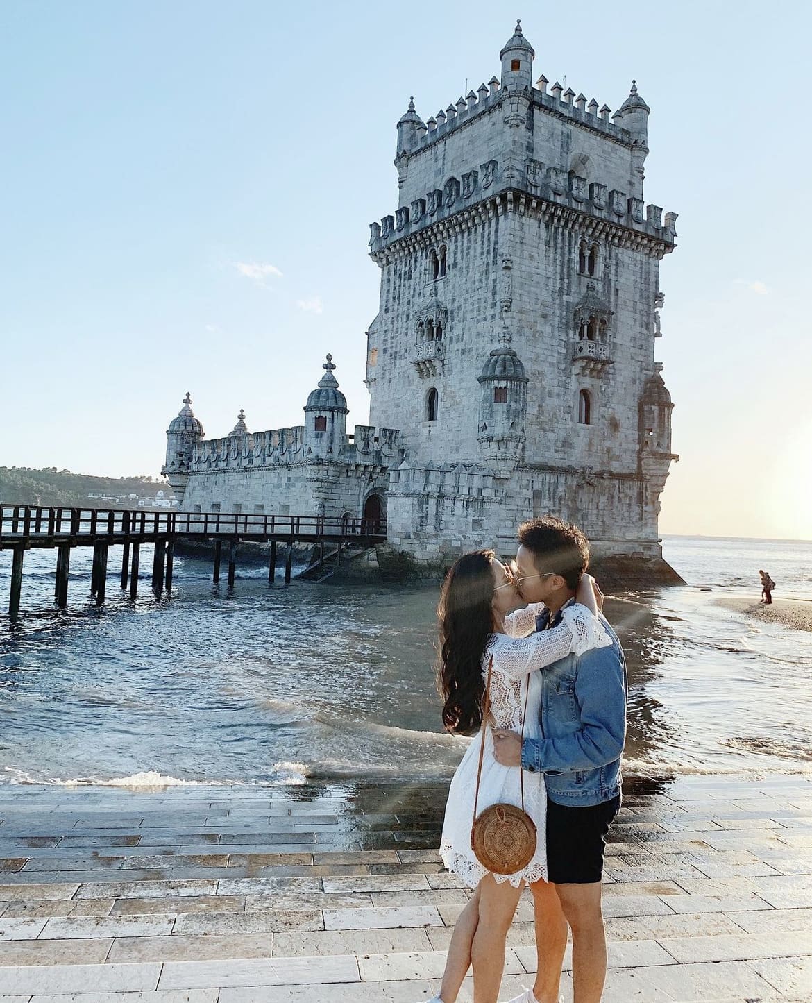 Couple kissing infront of Torre de Belem