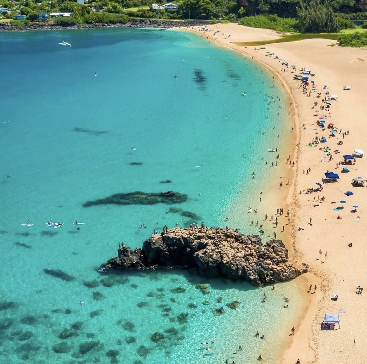 Waimea Bay, the ultimate spot for rock jumping