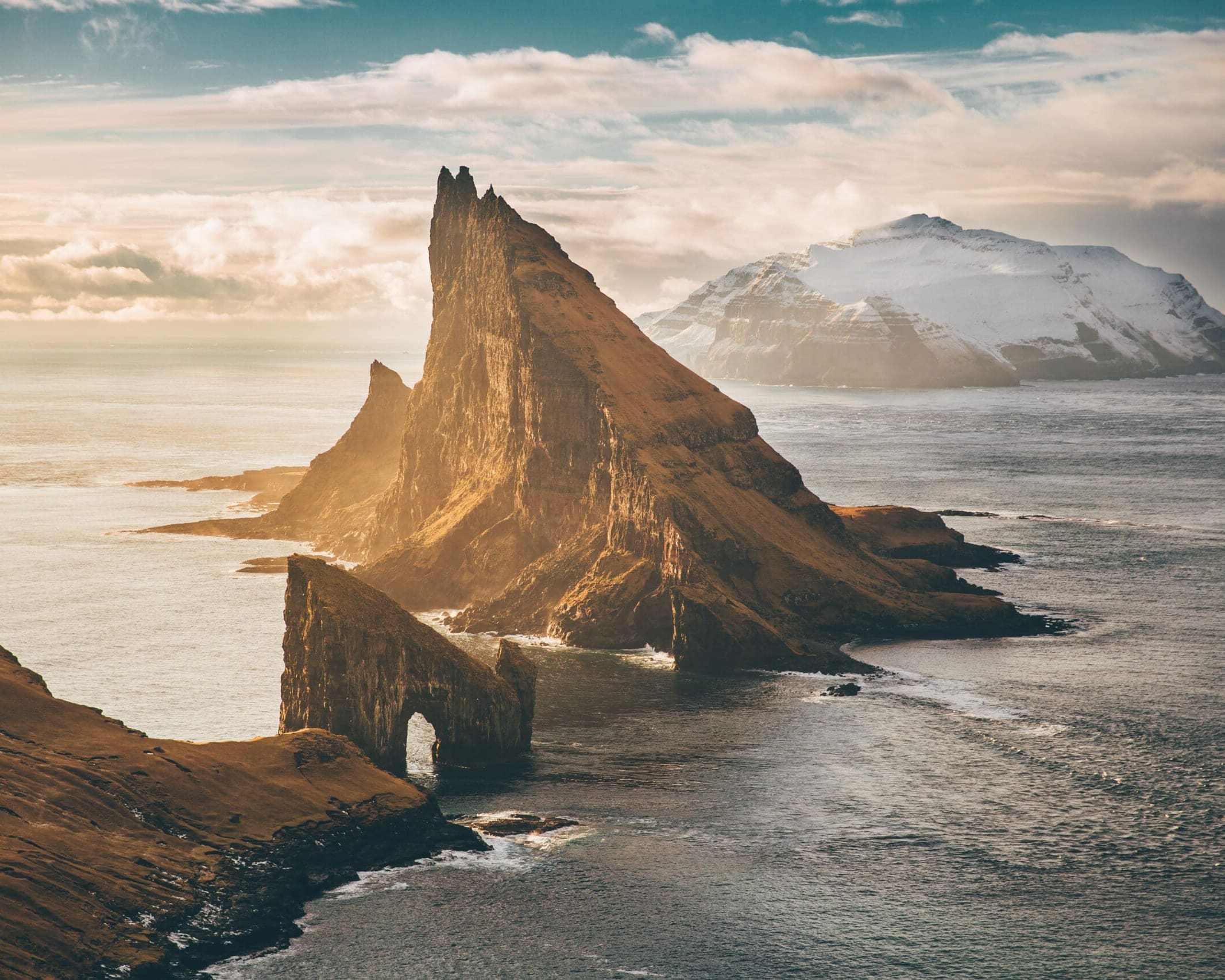 Sonnenuntergang in den Bergen Faroe Islands Drangarnir Episch