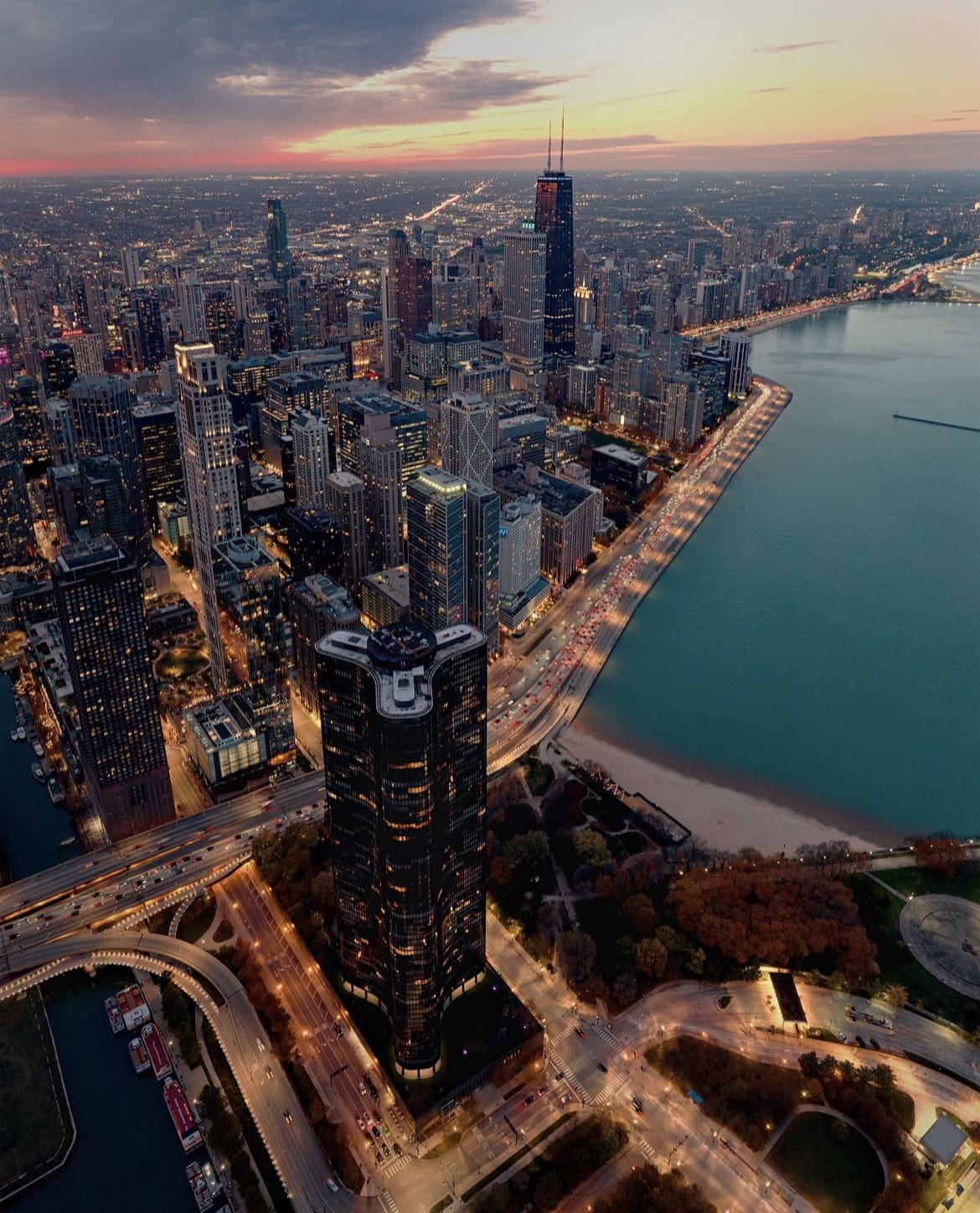 Sunset over the city - The Weather in Chicago, US